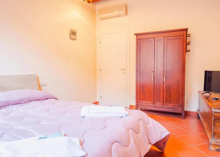 Piazza Grande - Italian Homing * بولونيا